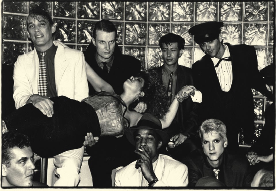 Piper (o segundo em pé, da esq. para a dir.), no clube Danceteria, com o artista plástico Jean-Michel Basquiat (na foto, fumando), nos anos 80: lá, rolou um dos primeiros shows de Madonna (Foto: Divulgação)